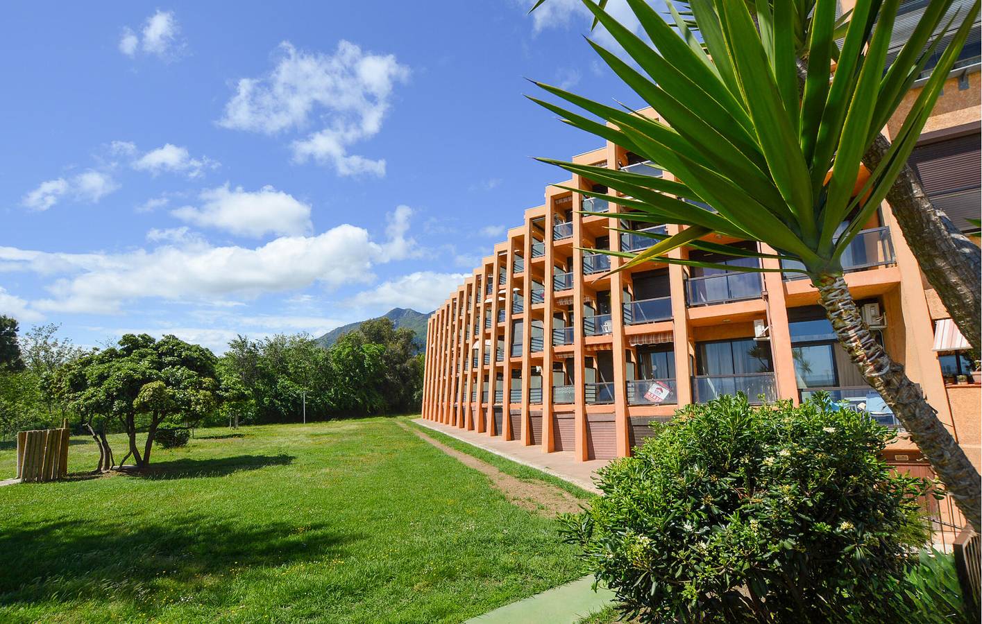 Appartement de vacances entier, Appartement confortable avec piscine, terrasse et parking, à 300 m de la plage et des restaurants in Moriani-Plage, Région de Corte