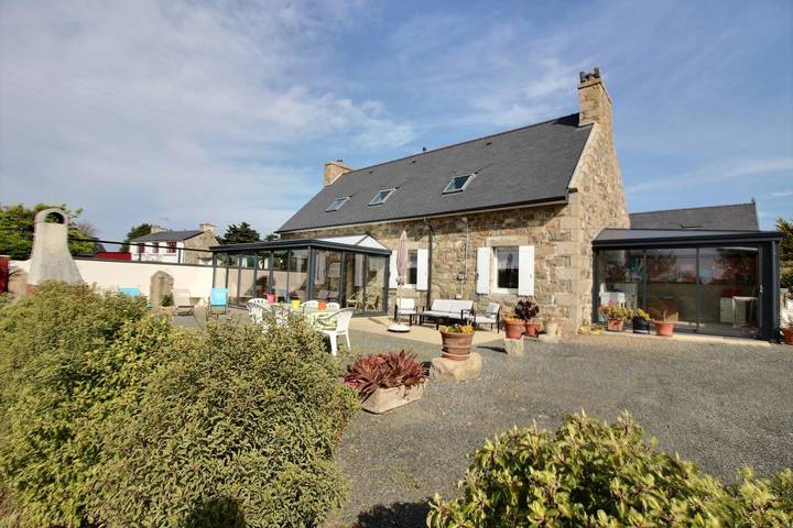 Gîte pour 6 personnes, avec terrasse et jardin à Plougrescant - 2