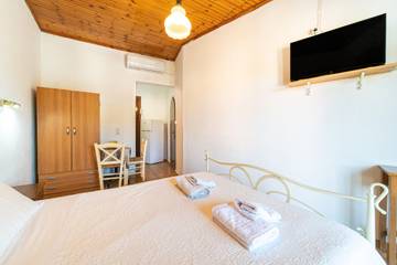 Vacation Rental for 2 People in Paleokastritsa, Corfu, Photo 4