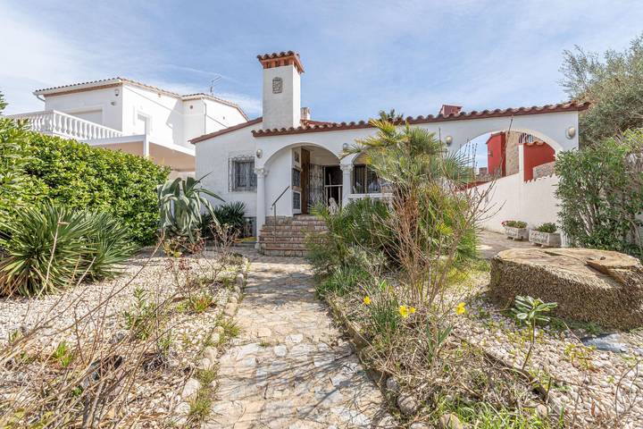 Casa rural para 4 personas, con terraza además de vistas y jardín en Ampuriabrava - 4