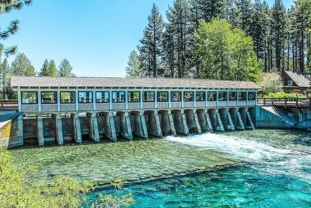 Wonderful year-round escape near skiing & lake with pool, hot tub, & deck in Dollar Point, Placer County