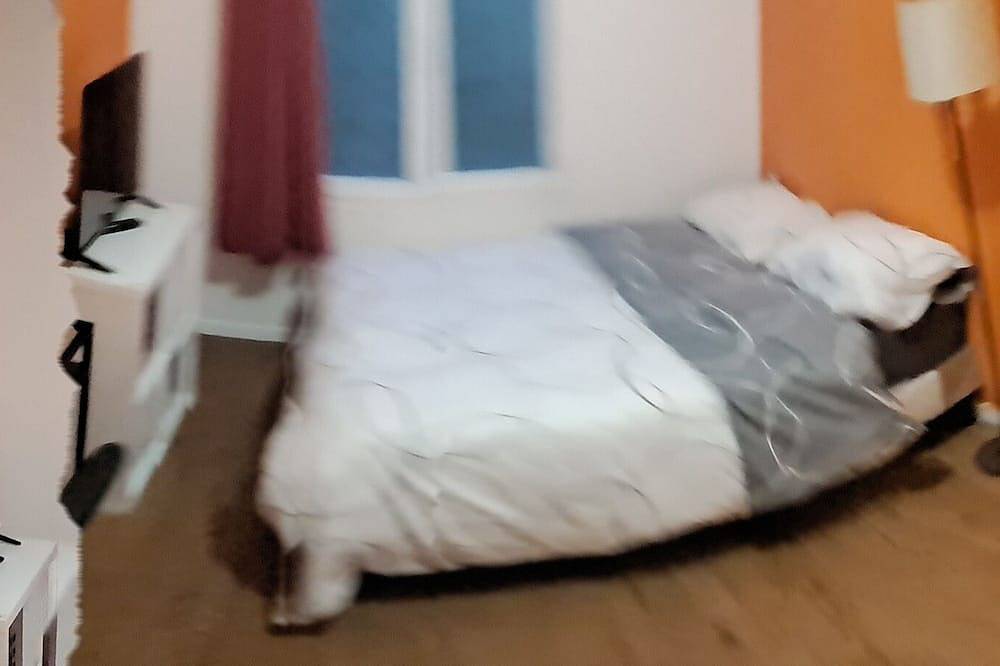 Apartamento entero, 65 m2 apartment with trapdoor *3 bedrooms fully equipped with tv and fridge in Trappes, Yvelines