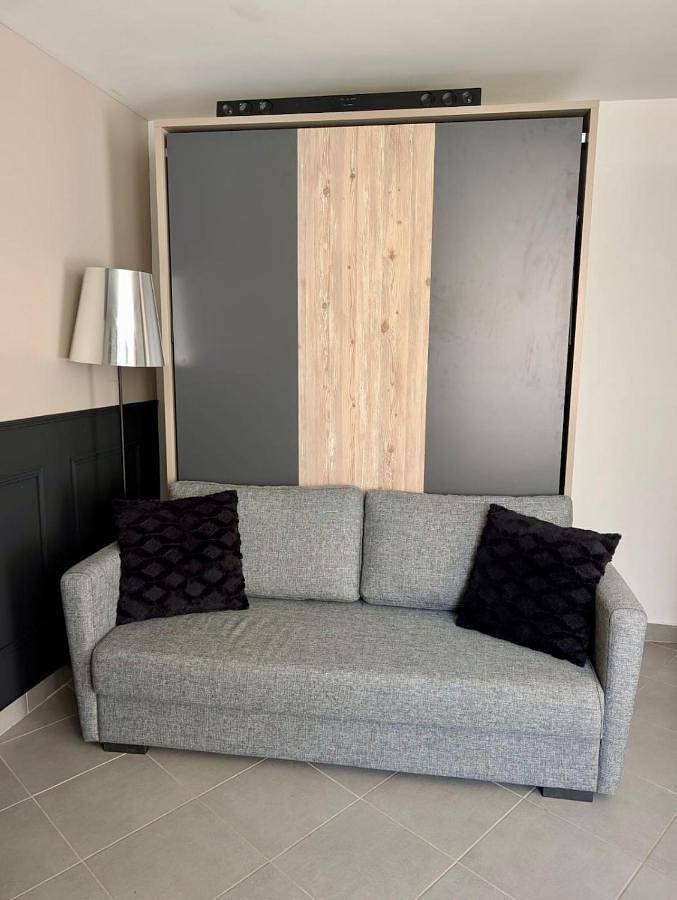 Appartement entier, Air-conditioned studio with terrace 5 min to Metro Line 14 in Orly (Île de France), Val-de-Marne