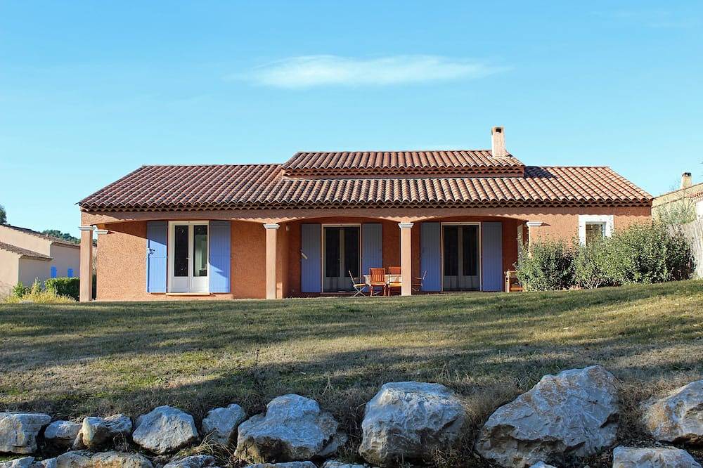 Amplia villa con piscina compartida en Pierrevert junto al Golf du Luberon. in Pierrevert, Parque natural regional del Luberon