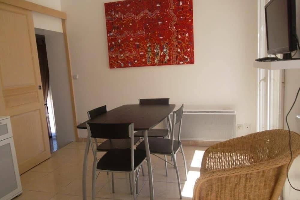 Appartement Bord de Piscine in Bessan, Côte d'Améthyste