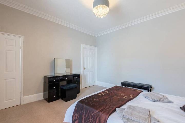 Scotston Villa - 5 bedroom house with large private back garden & hot tub in Angus
