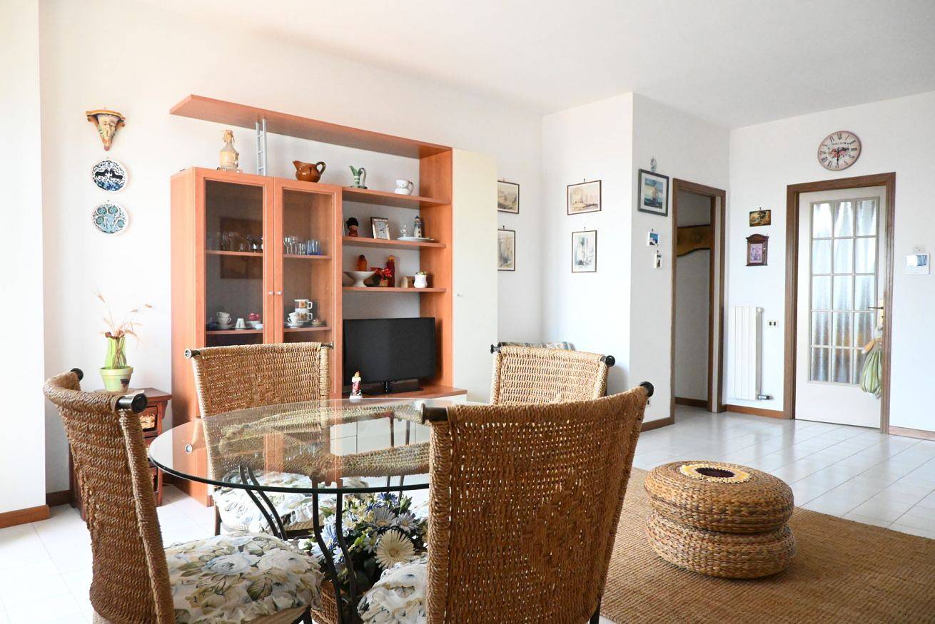 Geheel appartement, P069 – Porto Recanati, Comfortable Three-Room Apartment with Sea View in Porto Recanati, Adriatische kust Marken