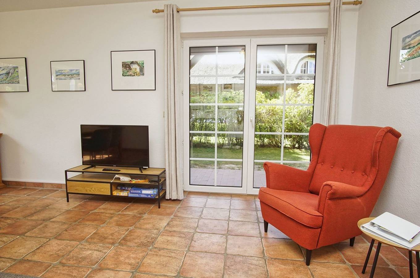 Ganze Wohnung, Großzügige Ferienwohnung mit Terrasse und Garten im ruhigen Landhaus Wildrose in Pantow, Zirkow