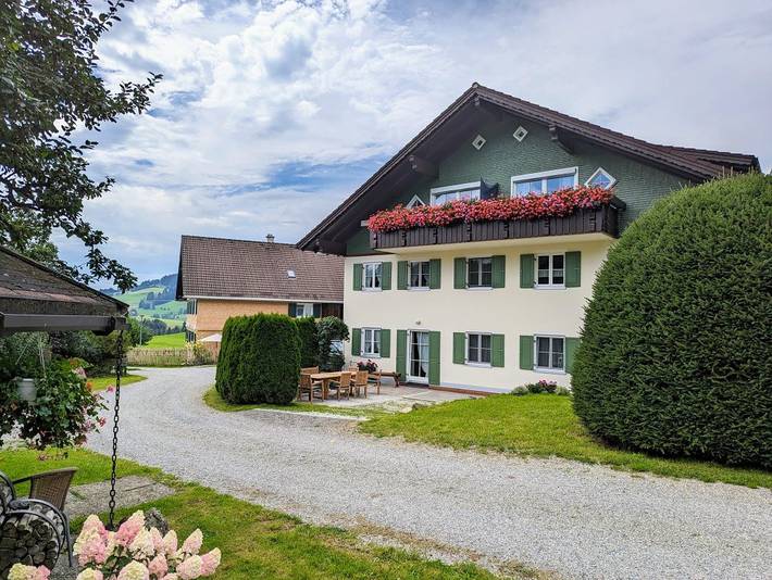 Bauernhof, mit Balkon und Balkon/Terrasse sowie Garten in Oberstaufen