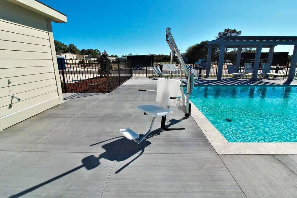 Condo with Private Hot Tub! Dogs ok! Short walk to beach, comm. Pool in Corolla, Currituck County