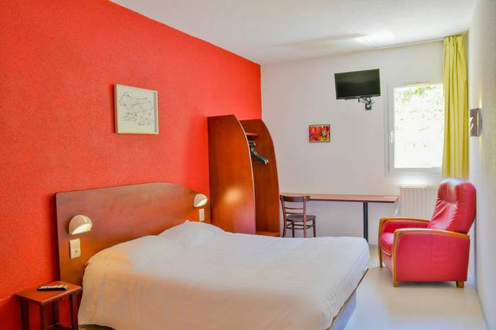 Hôtel pour 3 personnes, avec terrasse, animaux acceptés à Sévérac-le-Château - 2