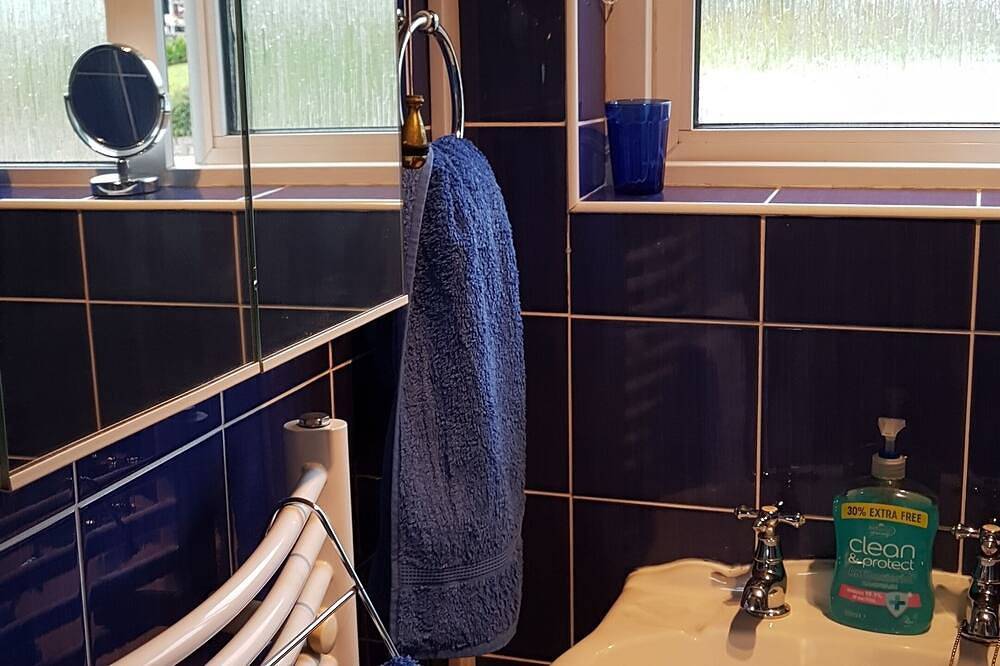 Sha's Pad,  Room 4, Single Bed - shared shower room with 1 other in Port Talbot, Neath Port Talbot
