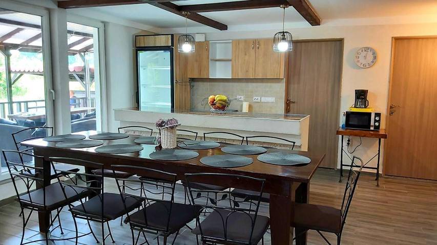 Location de vacances pour 9 personnes, avec jacuzzi ainsi que piscine et jardin dans Cluj-Napoca - 3