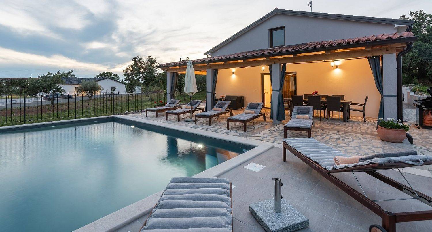 Hundefreundliche Finca mit beheiztem Privatpool, Lounge-Bereich, Grill, Waschmaschine in Buje, Zentralistrien