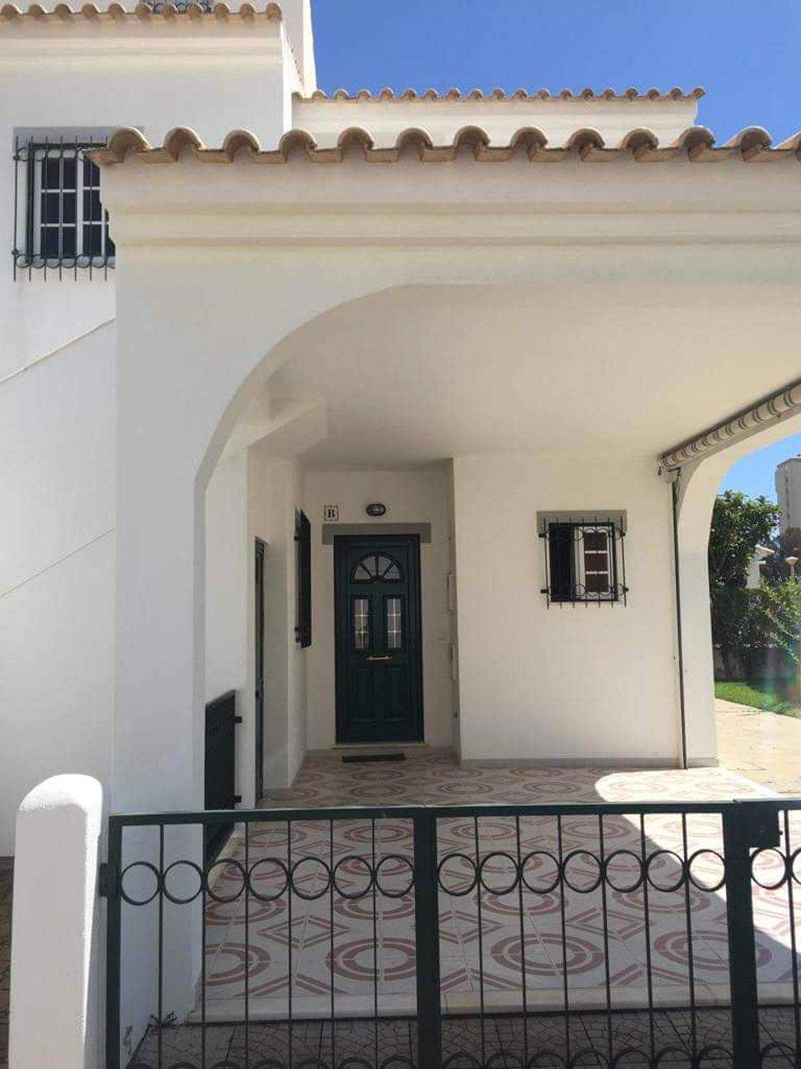 Modernes Haus in Altura mit Terrasse und Stadtblick in Altura, Faro Distrikt