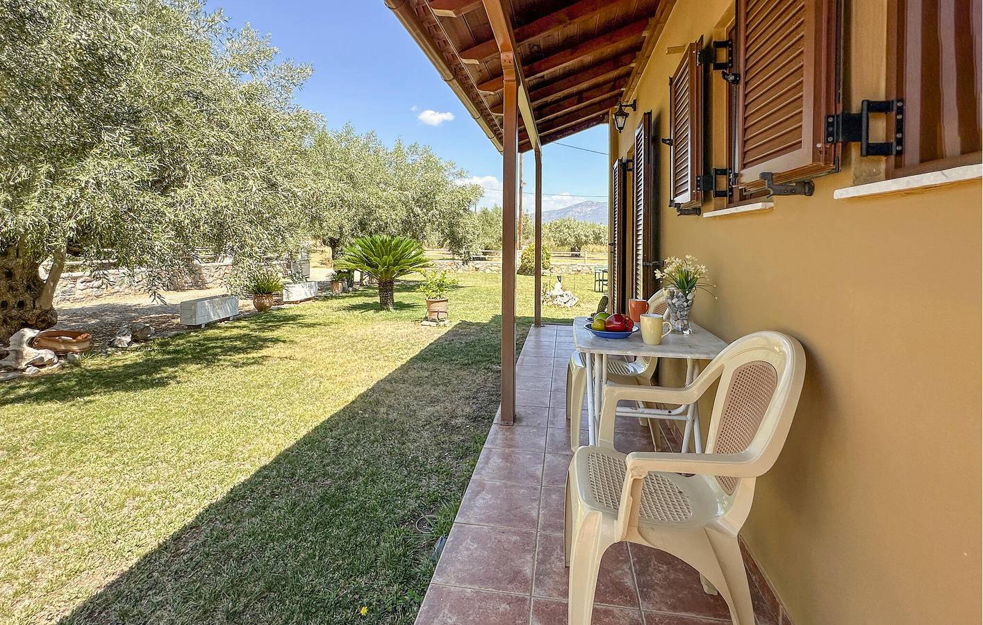 Apartamento con vistas a la montaña, aparcamiento, jardín, a 300 m de la costa y del centro de la ciudad in Agios Andrés, Kynouria