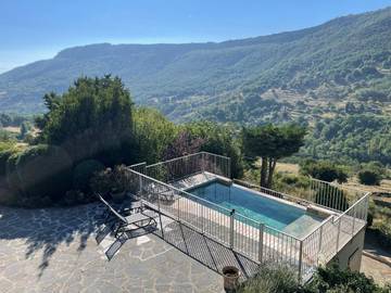 Gîte pour 16 personnes, avec vue ainsi que jardin et piscine, adapté aux familles à Rochessauve