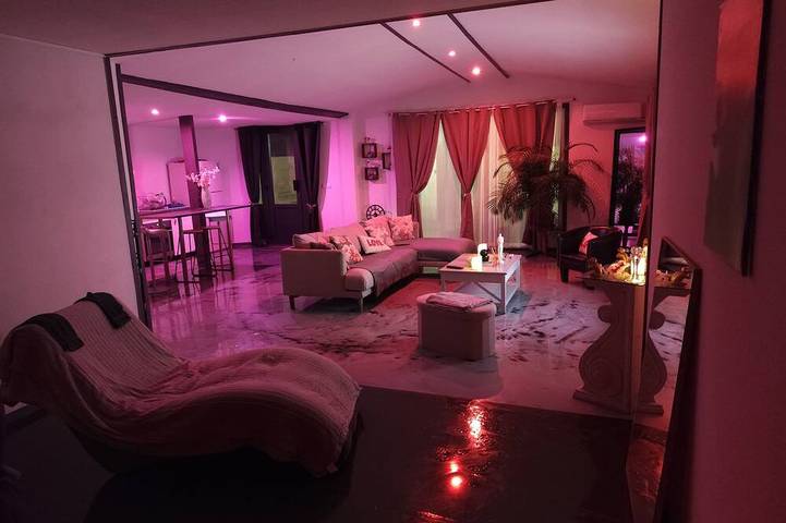 Gîte pour 2 personnes, avec jacuzzi à Laluque