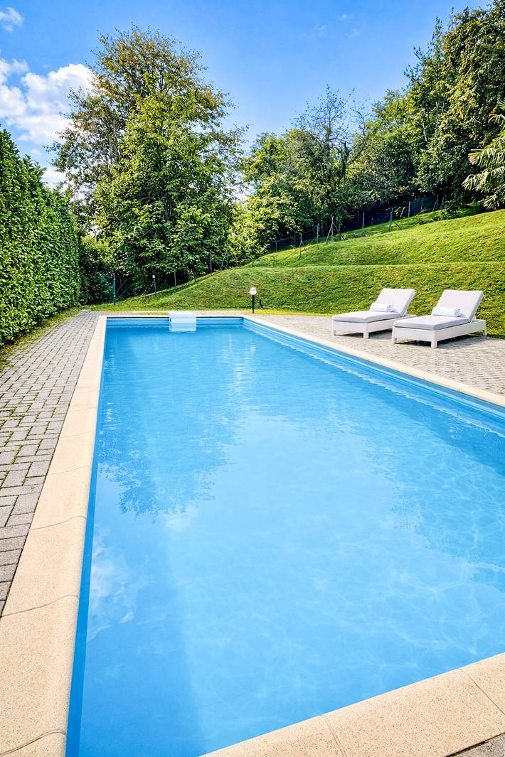 Ferienwohnung für 3 Personen, mit Terrasse und Garten sowie Pool und Seeblick