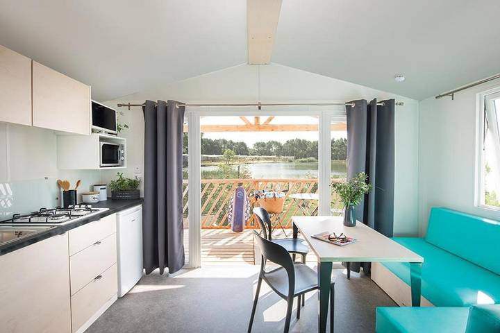 Camping pour 4 personnes, avec vue et terrasse ainsi que piscine et jardin, animaux acceptés