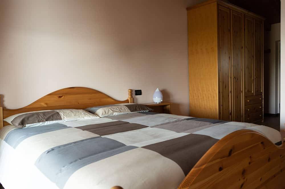 Ganze Wohnung, West Apartment (2+2 pax) Fiocchina magic place - Salò - Garda Lake in Salò, Gardasee-Berge