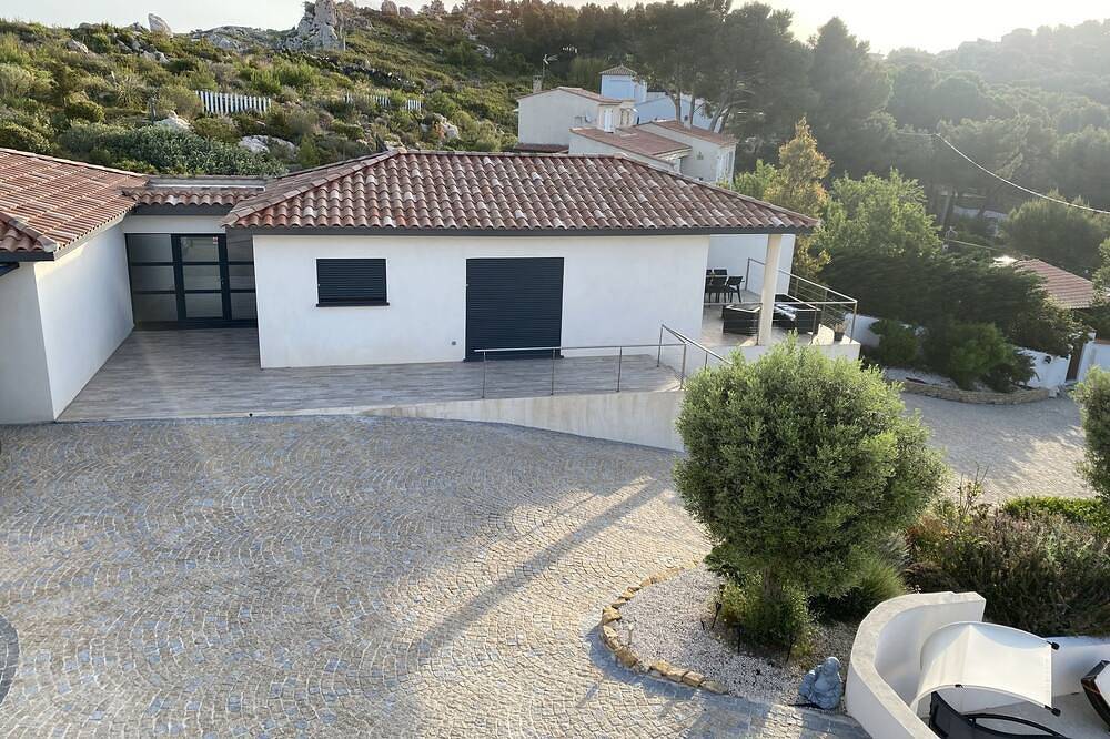 Architect-designed villa on private estate. Swimming pool open with dates and times. in Ensuès-la-Redonne, Istres region