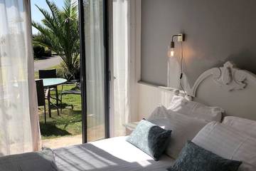 Gîte pour 4 personnes, avec piscine et terrasse à Hénansal