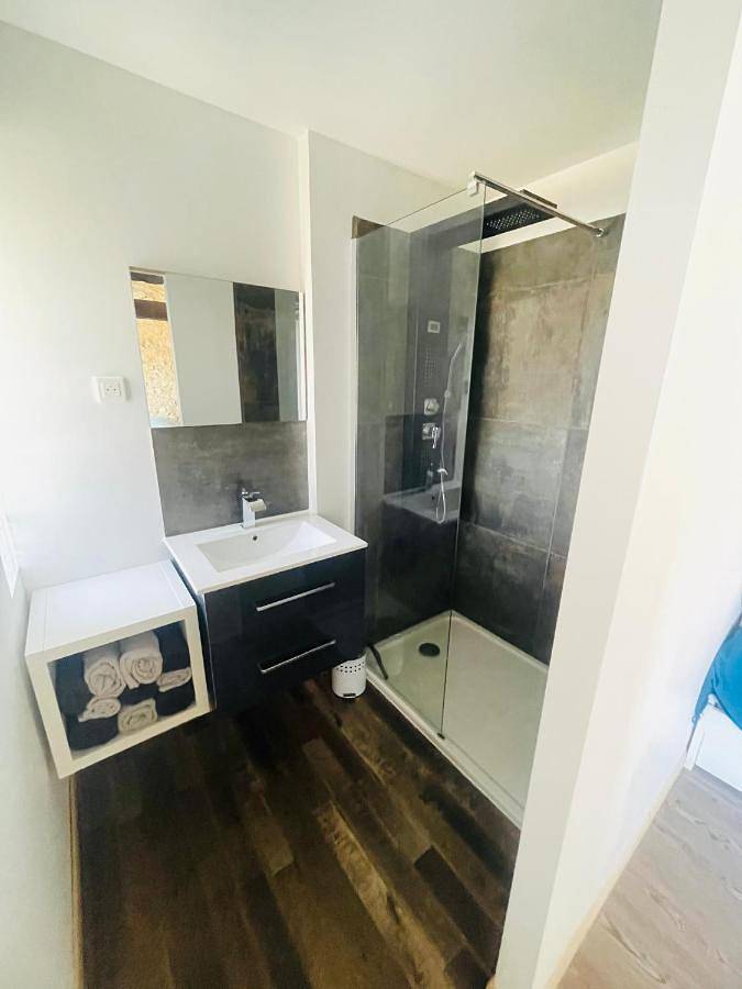 Double or Twin Room with Private Bathroom in Méjannes-le-Clap, Région d'Alès