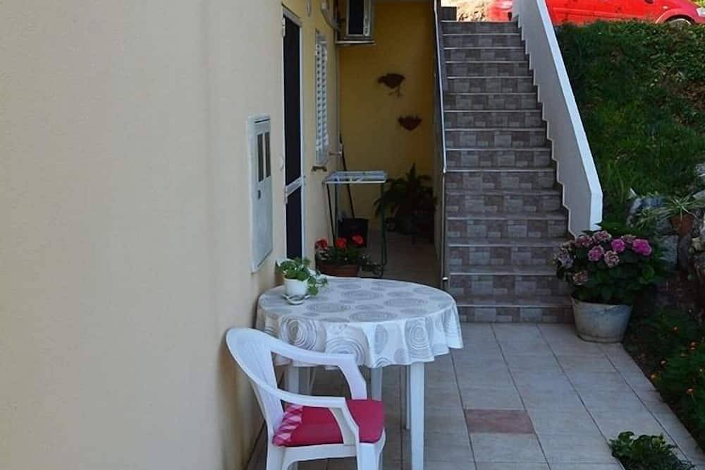 Apartamento entero, Apartamento Estudio en Preko con Seaview, Terraza, Acondicionador, Wifi (4574-2) in Preko, Uglijan