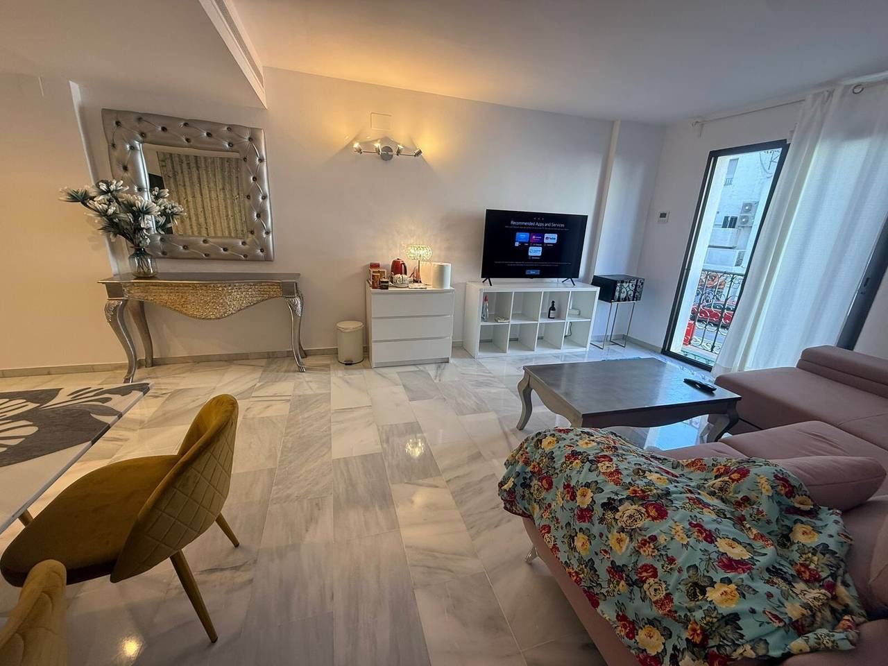 Appartamento intero, Casa Vacanze 'Enjoy Puerto Banus Vicino alla Spiaggia' con Vista Mare, Wi-Fi e Aria Condizionata in Medina Gardens, Marbella