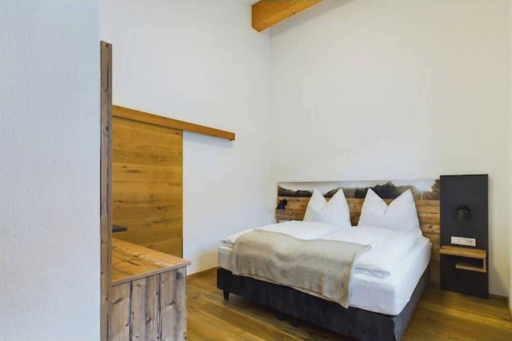 Ganze Wohnung, Alpenglühen Lodge Lechtal – Stilvolle Ferienwohnung mit Bergblick in Lechtaler Alpen, Bach
