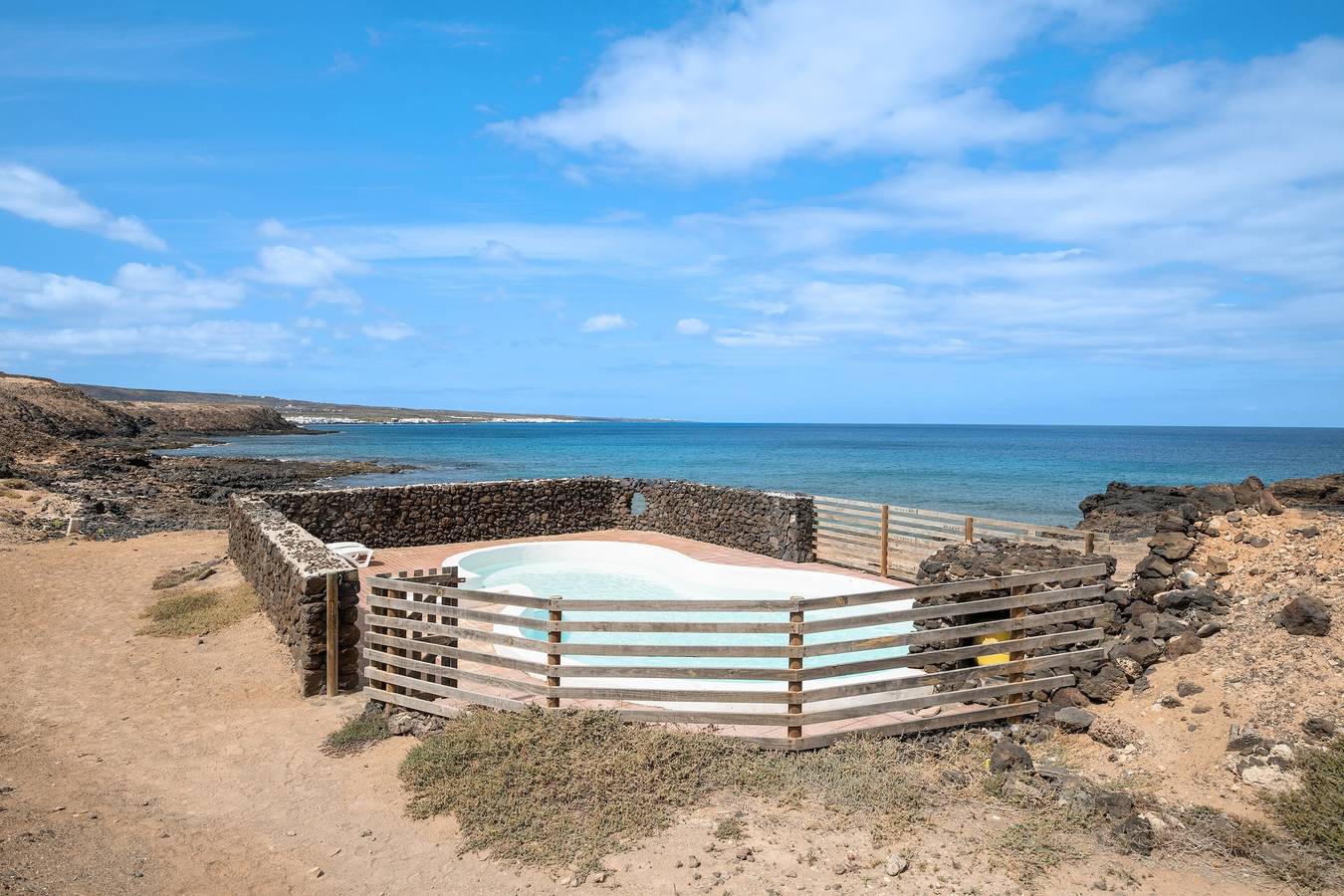 Villa de Vacances 'Playa Marina Eco Bungalow Mala' avec Vue sur la Mer, Piscine Commune et Wi-Fi in Haría, Lanzarote