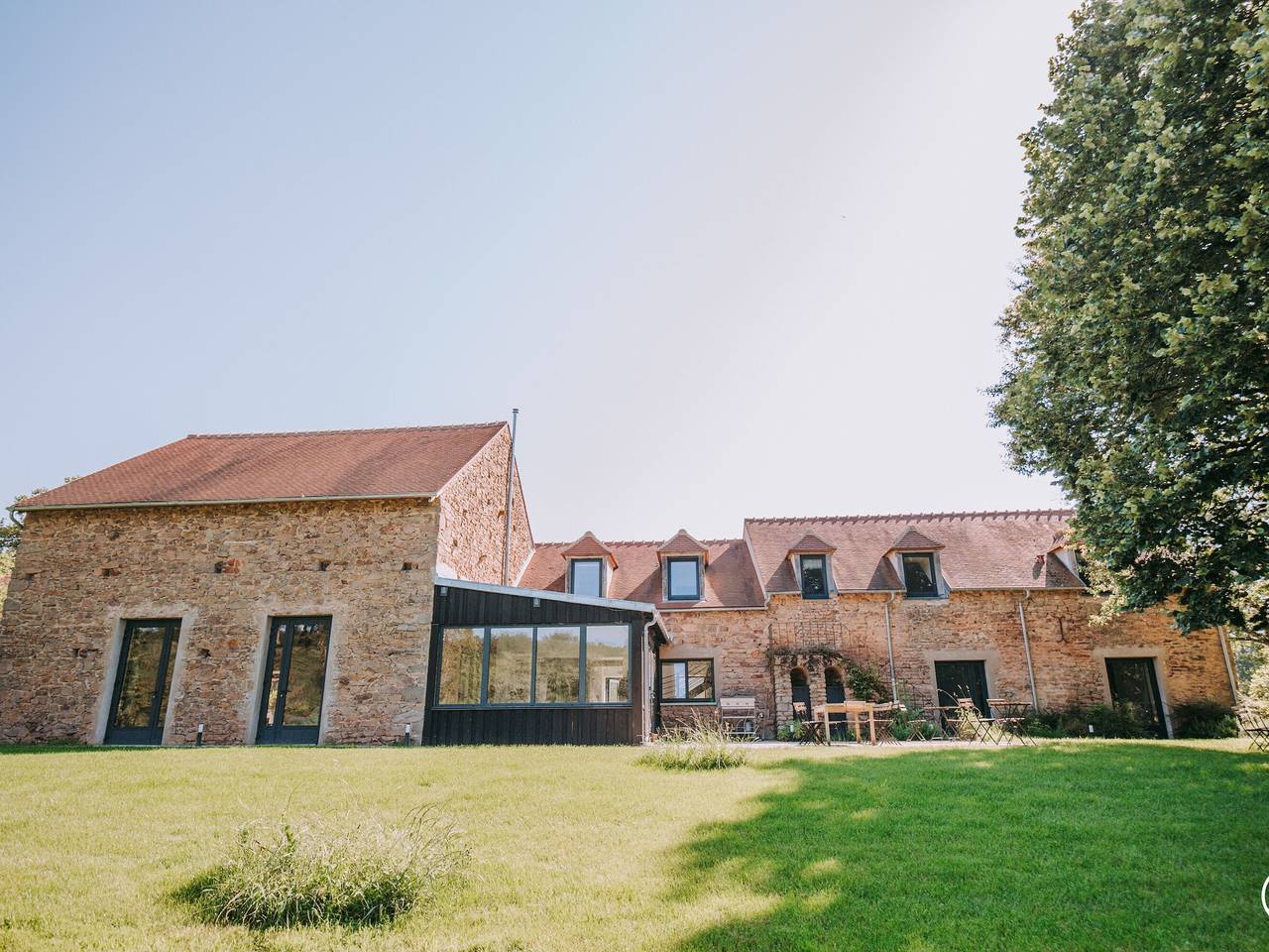 Charmantes Ferienhaus im Morvan mit Parkplatz und Elektro-Ladestation in Saint-Germain-des-Champs, Naturpark Morvan