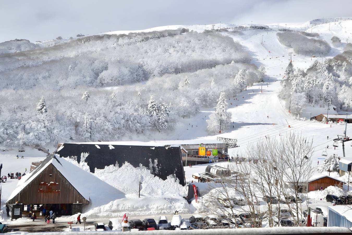 Geheel appartement, Appartement 'Caribou' met uitzicht op het meer en privéterras in Super Besse, Besse-et-Saint-Anastaise