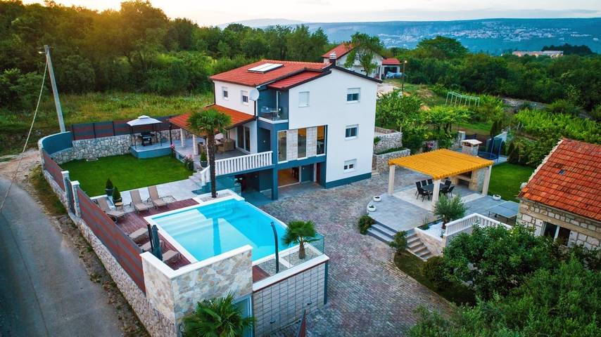 Villa für 10 Personen, mit Pool und Balkon/Terrasse - 1
