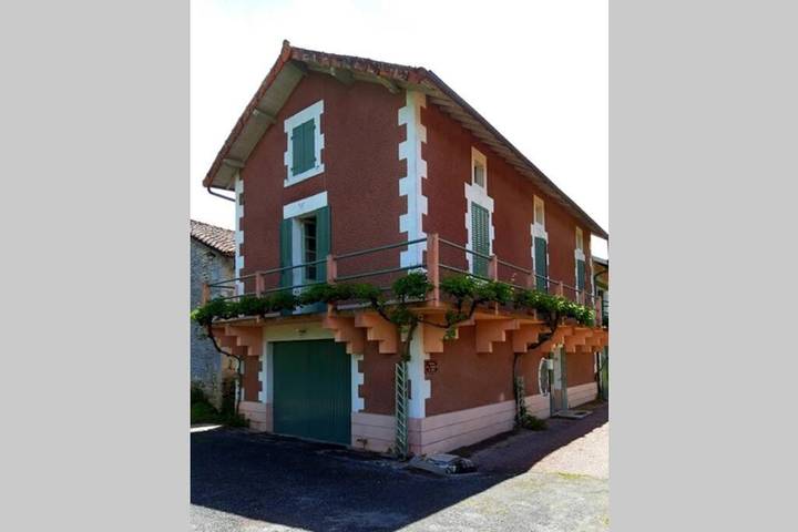 Gîte pour 6 personnes, avec vue et balcon, adapté aux familles à Saint-Front-la-Rivière