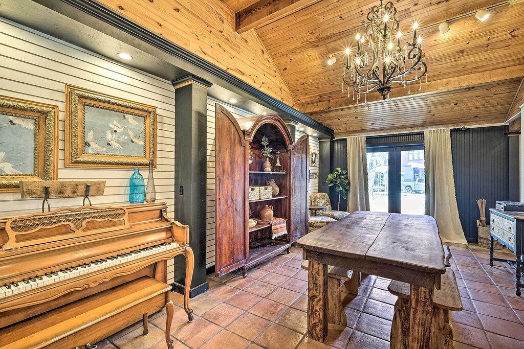 Eclectic 'Osage Cottage' in Historic District in Eureka Springs, Carroll County (AR)
