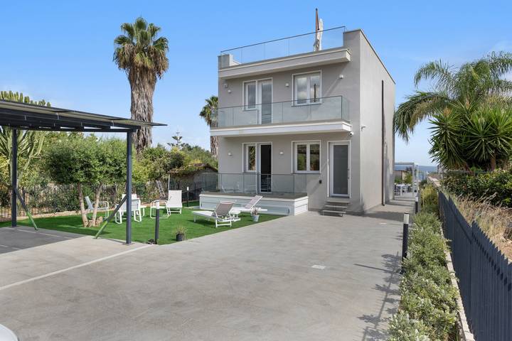 Villa 'Zefira Sole' con Vista Mare, Wi-Fi e Aria Condizionata in Altavilla Milicia, Provincia di Palermo