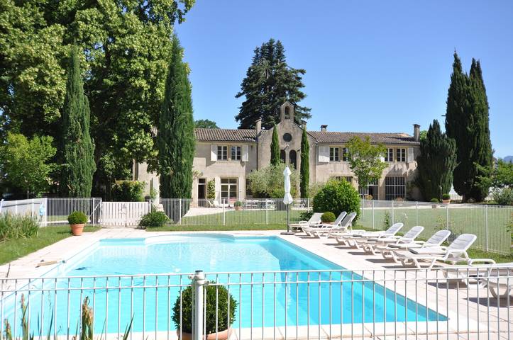 Gîte pour 14 personnes, avec piscine à Divajeu