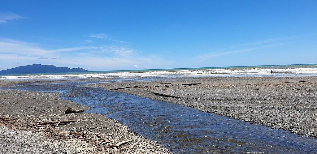Sunny Bach am Strand mit viel Platz und viel zu tun in Kapiti Coast District