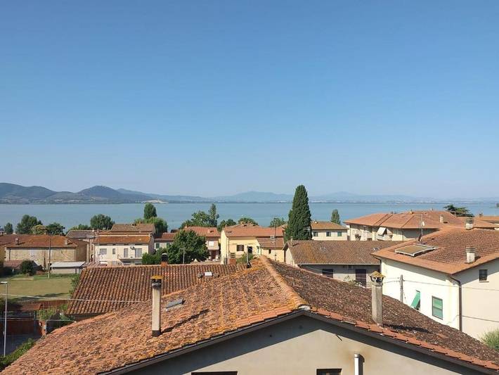 Ferienwohnung für 3 Personen, mit Terrasse und Pool sowie Seeblick und Ausblick in San Feliciano