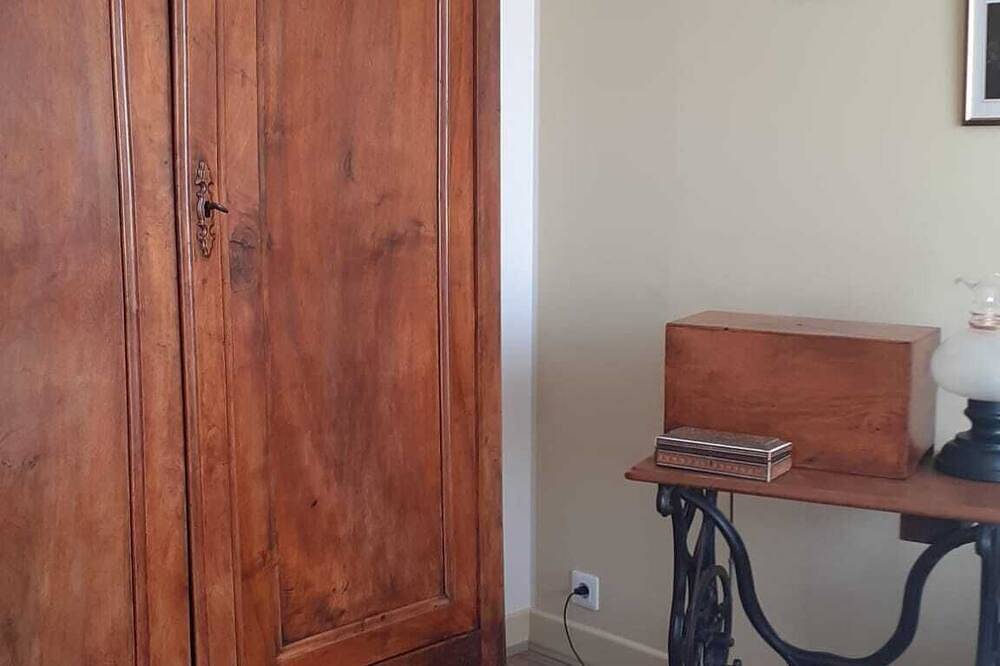 Entire apartment, In godmother, three bright and cozy rooms in the city center, view Causses in Millau, Parc naturel régional des Grands Causses