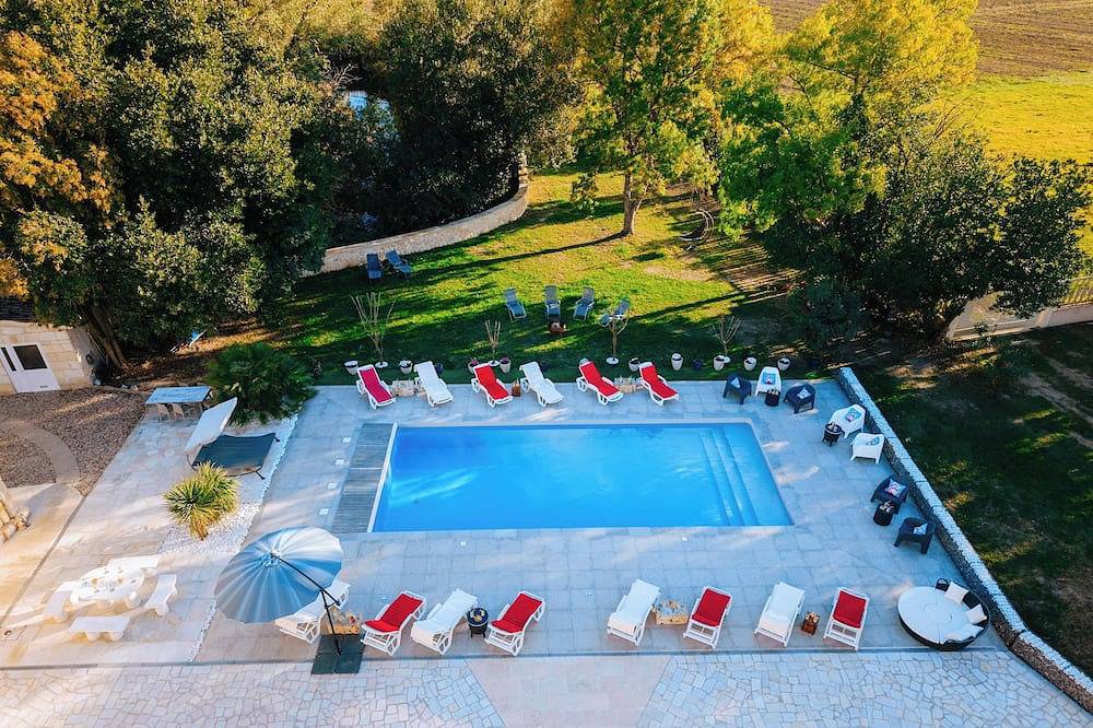 Suite Napoléon: Comfort, Bed 200x200, Heated pool Domaine De Pagnon Gironde in Saint-Gervais (Gironde), Blaye region