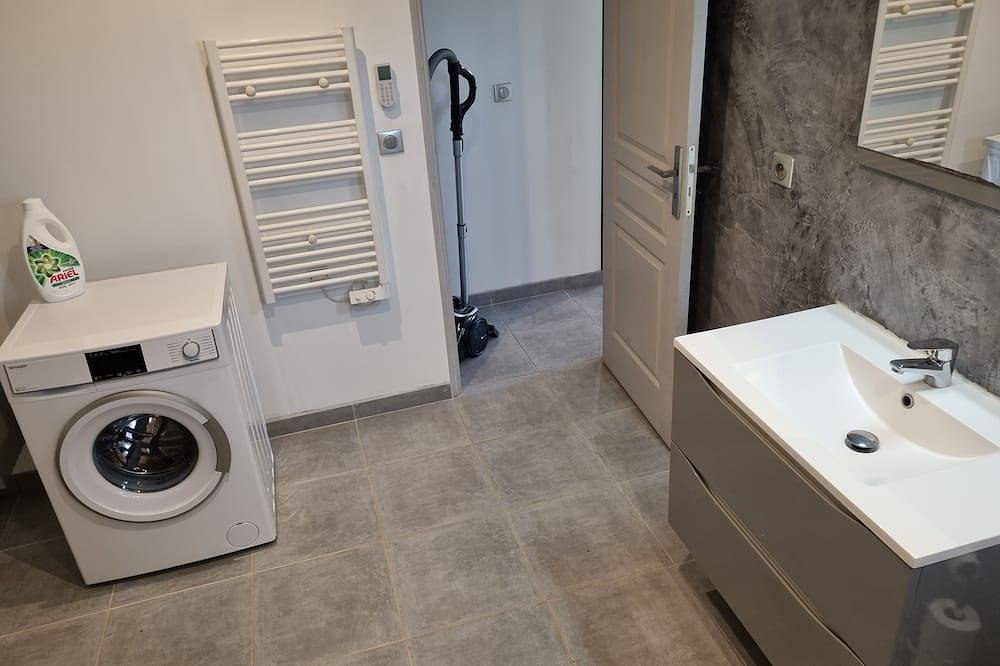 Bas de Maison 3 chambre 8 couchages avec piscine pour 6 adultes et 2 enfants   in Sant Ambroggio, Lumio