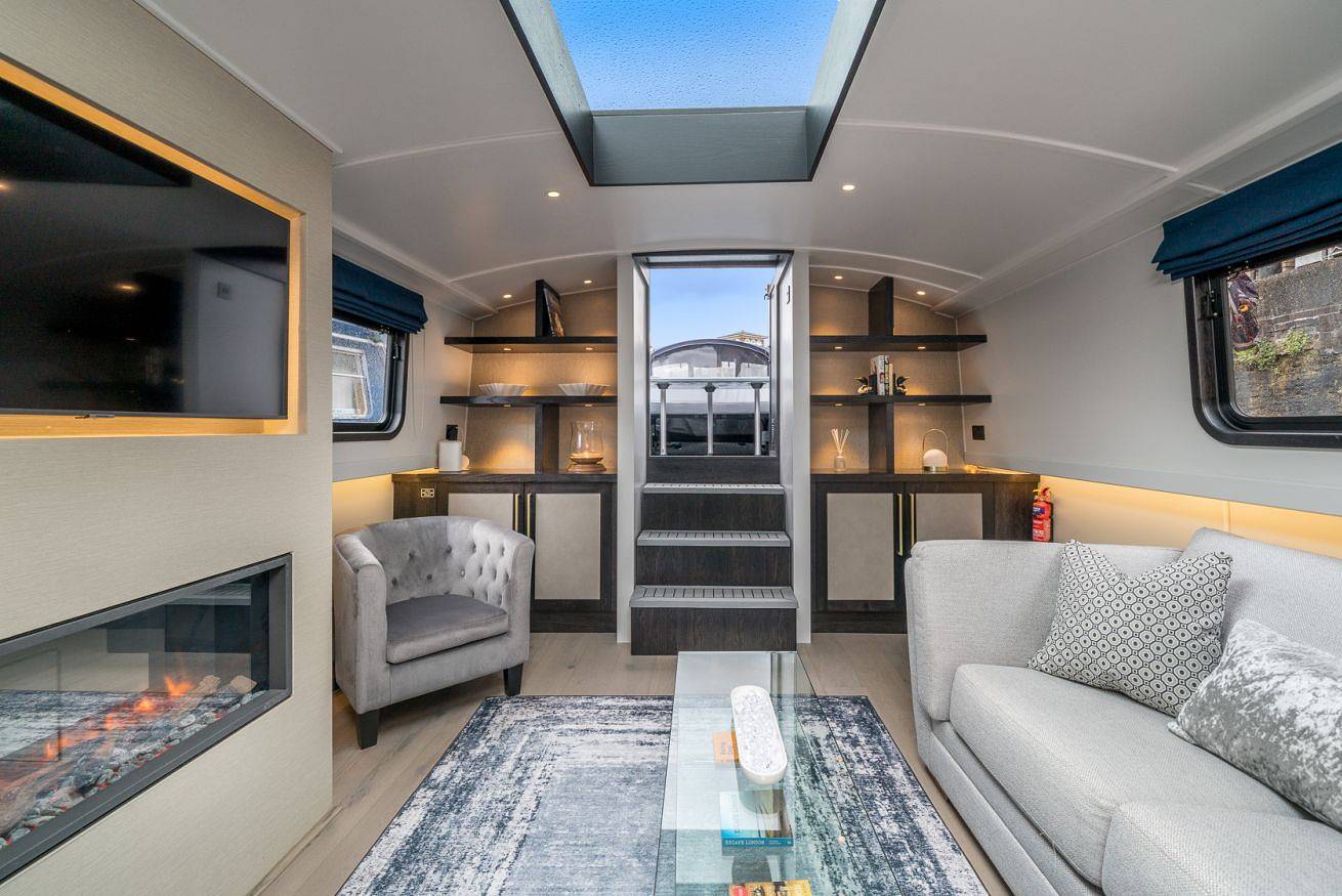 Elegant houseboat near Canary Wharf in Tower Hamlets, London