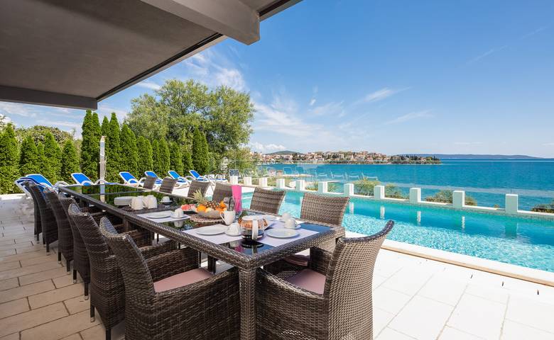 Dom wakacyjny dla 14 osób, z taras i basen w Seget Vranjica