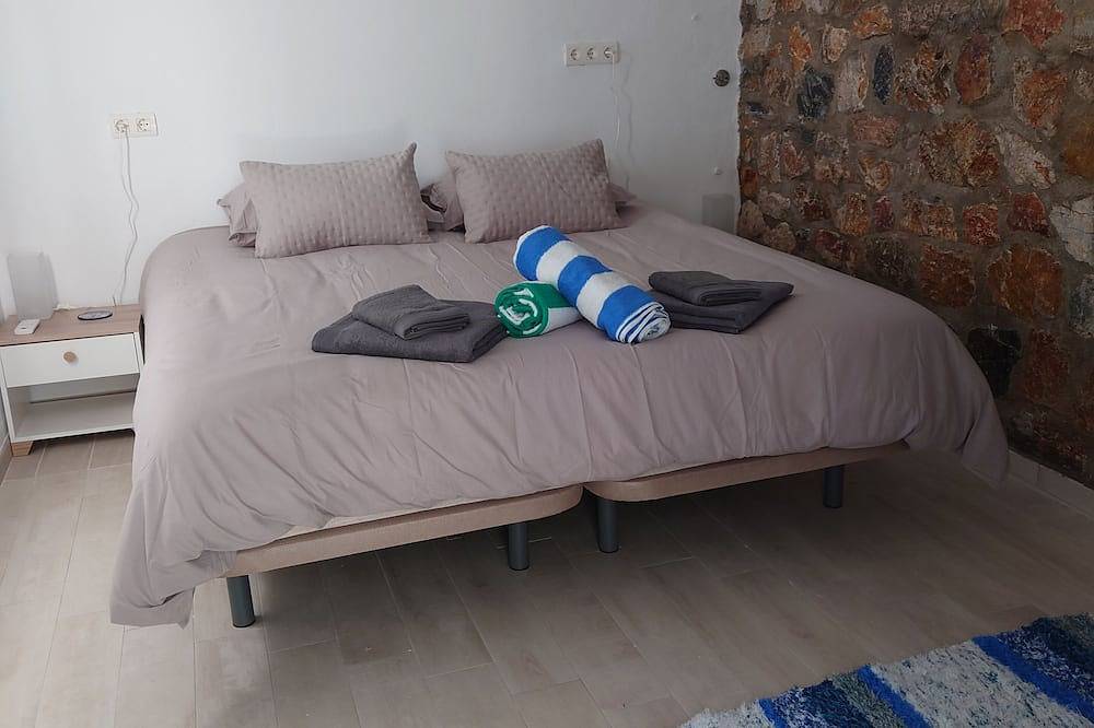 Apartamento entero, 2 bedroom apartment above the Spa Town of Lanajron in Lanjarón, Provincia de Granada