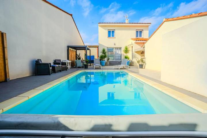 Location de vacances pour 8 personnes, avec vue ainsi que piscine et jardin à Saint-Nazaire (Pyrénées-Orientales)