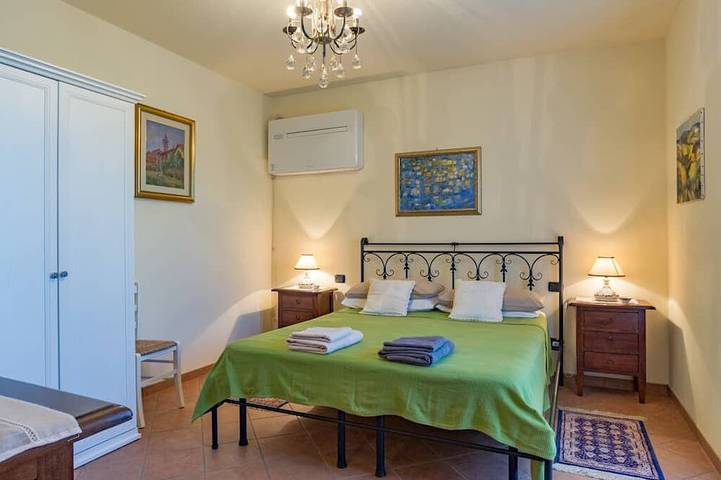 Entire apartment, Apartment in villa with pool at walking distance from Todi center in Todi, Perugia Province