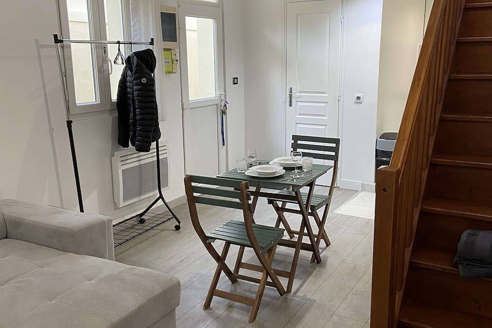 Apartamento entero, L'appartement dispose d'un lit, d'un canapé-lit et d'une cuisine avec un réfrigérateur in Saint-Brice-sous-Forêt, Valle del Oise